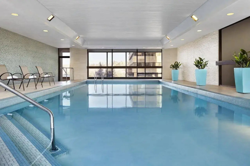 Calgary - Delta Hotels by Marriott pool
