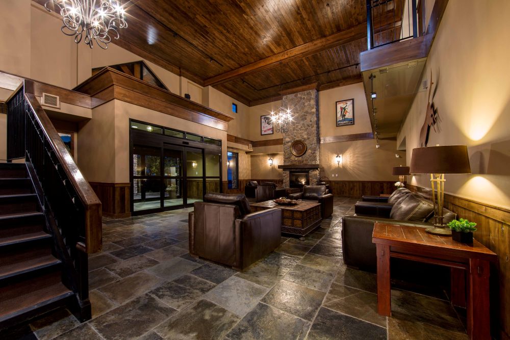 Kicking Horse - Glacier Mountaineer Lodge - Lobby