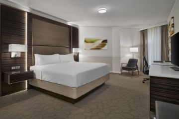 Edmonton/Delta-Edmonton-Plaza-01